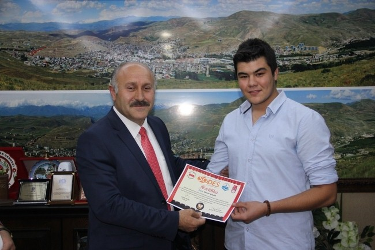 Tiyatro Oyunculuğu Kursunu Başarıyla Tamamlayan Kursiyerlere Sertifikaları Verildi