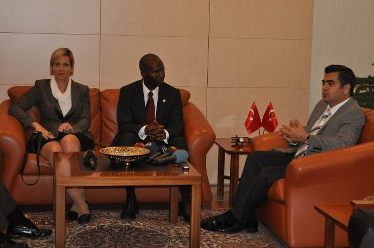Vali Düzgün, Amerikalı Heyete Kayseri\'yi Anlattı