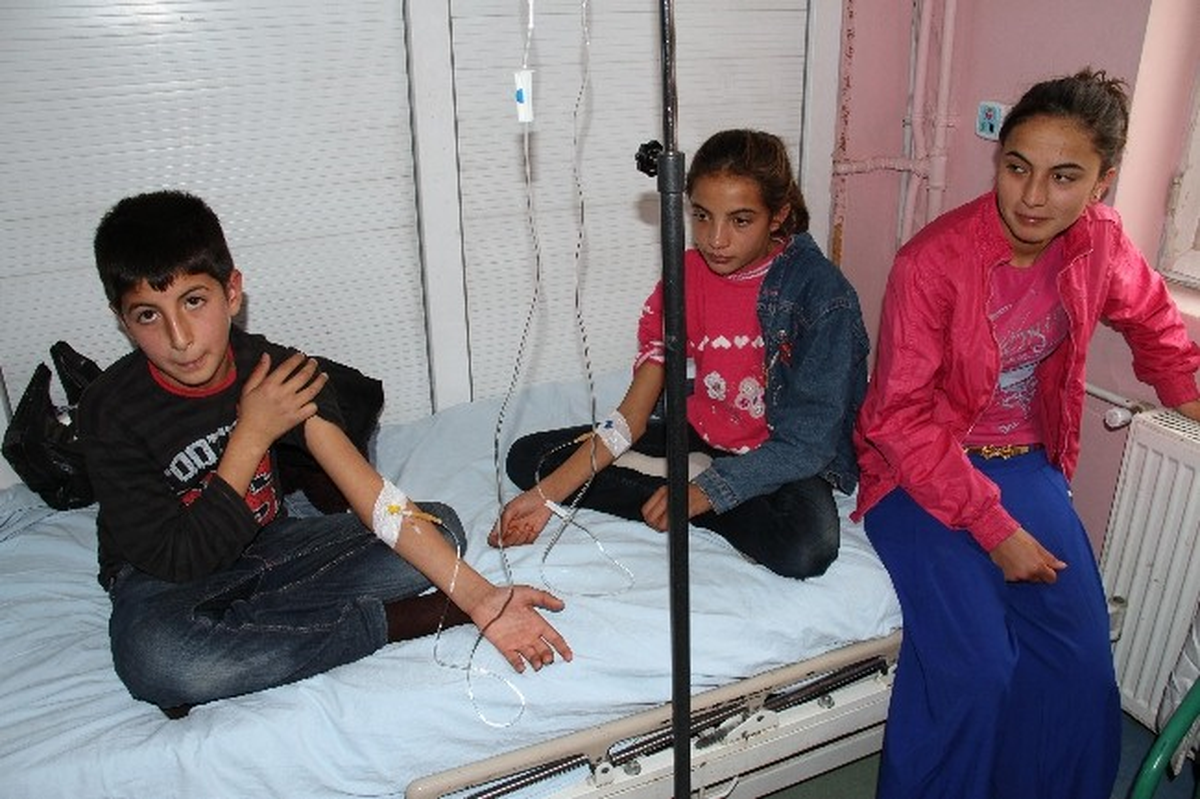 Van\'da Yemekten Zehirlenen 100 Öğrenci Hastaneye Kaldırıldı