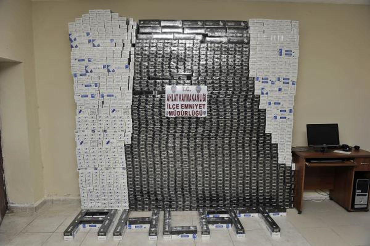Ahlat\'ta Kamyonetten 17 Bin Paket Kaçak Sigara Çıktı