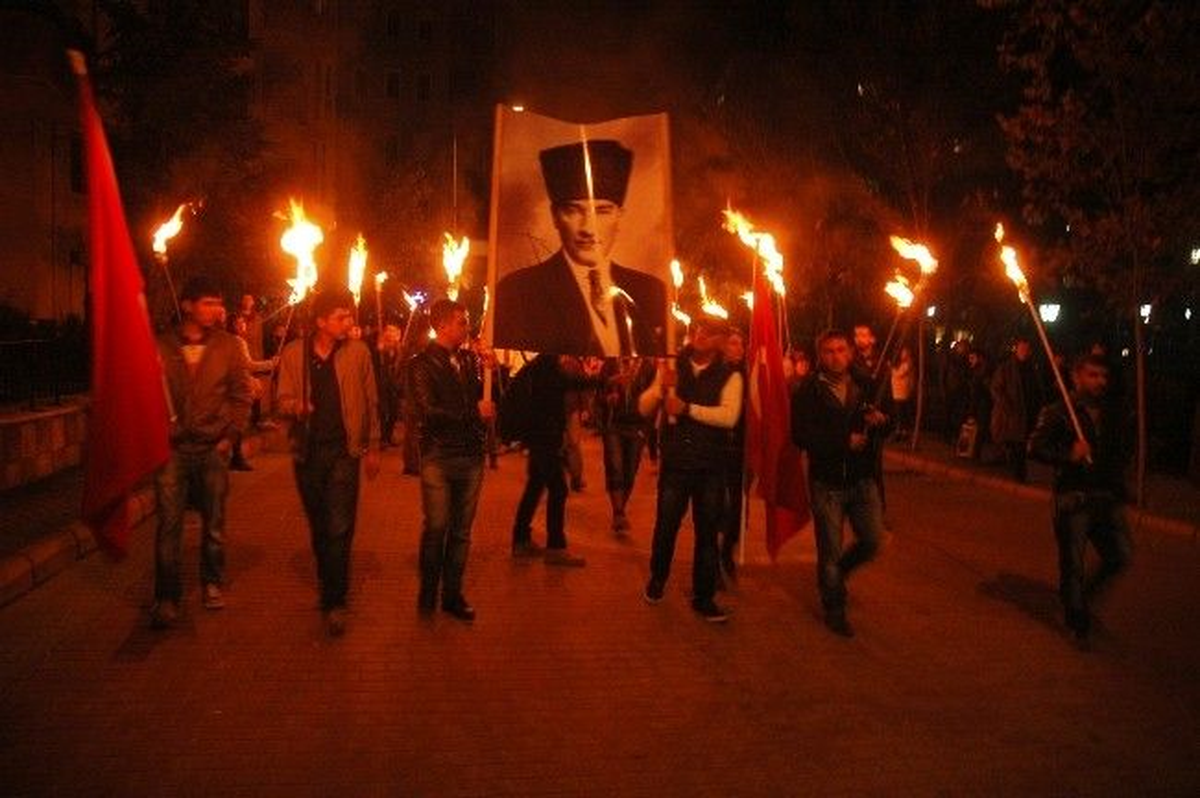 Atatürk\'ün vefatının 75. yılı TGB öncülüğünde yürüyüş düzenlendi