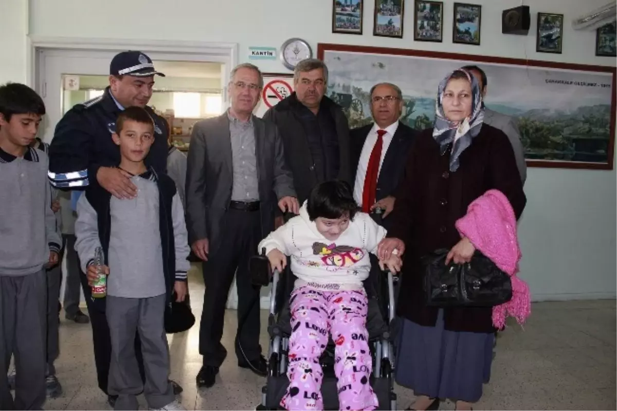Başkan Acar Minik Nergis\'i Sevindirdi