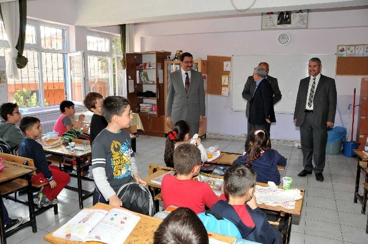 Başkan Ak\'tan Okullara Sürpriz Ziyaret