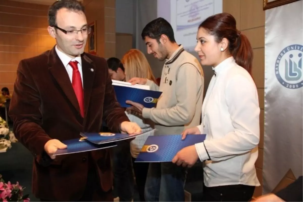 Bayburt Üniversitesi Başarılı Öğrencilerini Ödüllendirdi