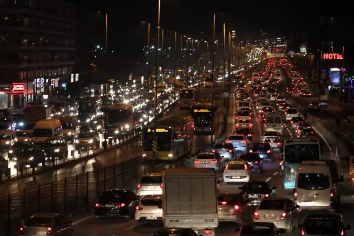 İstanbul\'da Trafik Yoğunluğu Kontak Kapattırdı