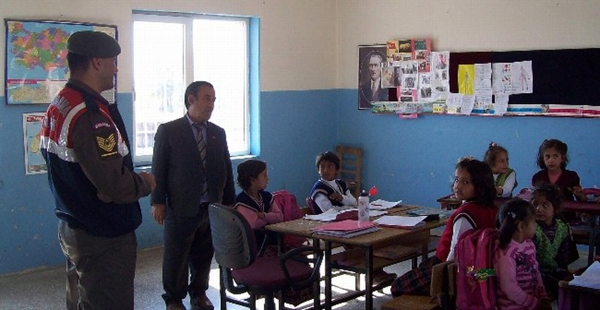 Jandarma Yolda Değil, Okulda Uyardı