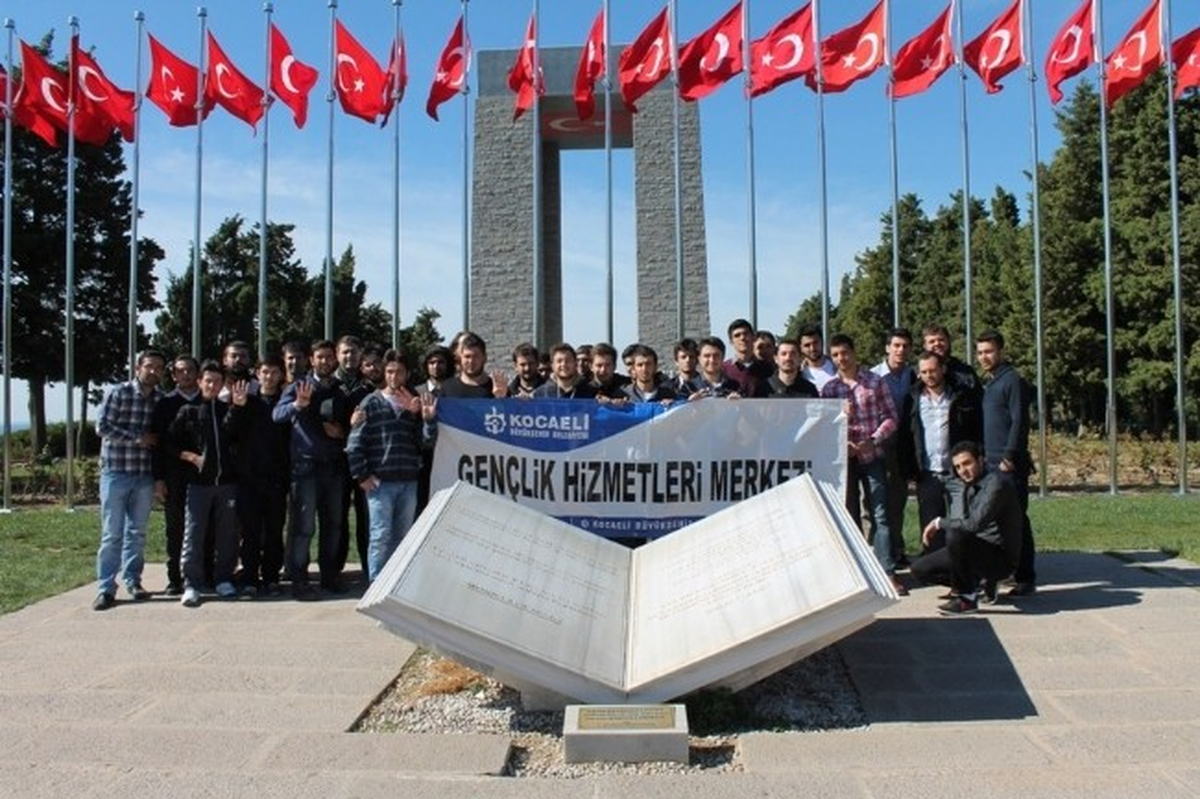 Kocaeli Belediyesi, Üniversitelileri Çanakkale\'ye Götürdü