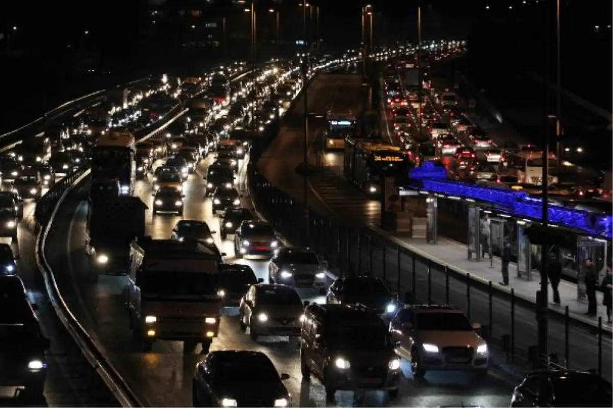 Küçükçekmece\'de Trafik Çilesi Yaşanıyor