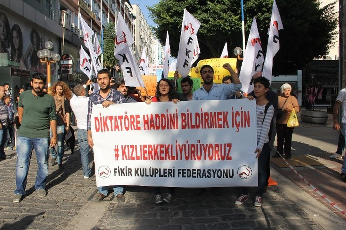Mersin\'de "Kızlı-Erkekli Yürüyoruz" Eylemi