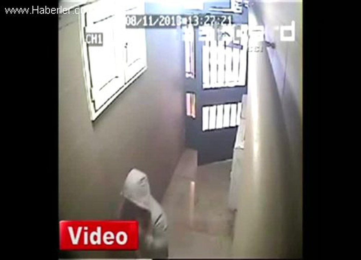 Oğuz Kaan Salıcı\'nın Evine Giren Hırsızlar Güvenlik Kamerasında