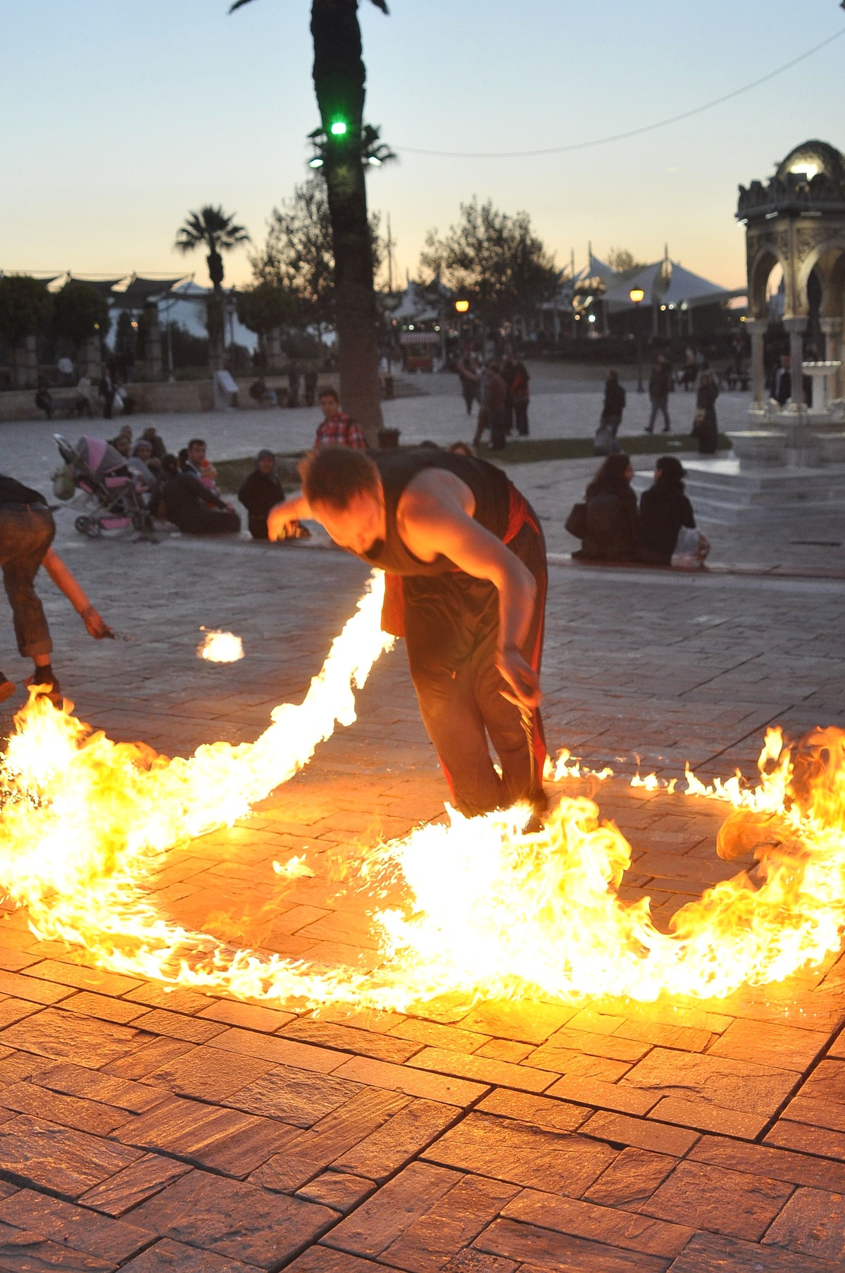 Polonyalı Gezginler İzmir\'de Ateş Dansı Yaptı