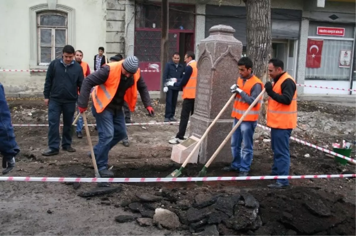 Rus Komutana Ait Anıt Mezarda Kazı Çalışmaları Başladı