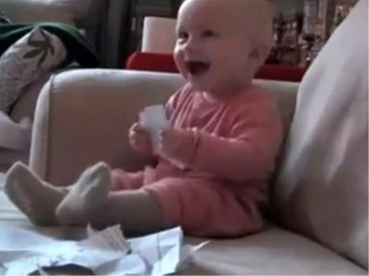 Sevimli Bebek Gülme Krizine Giriyor