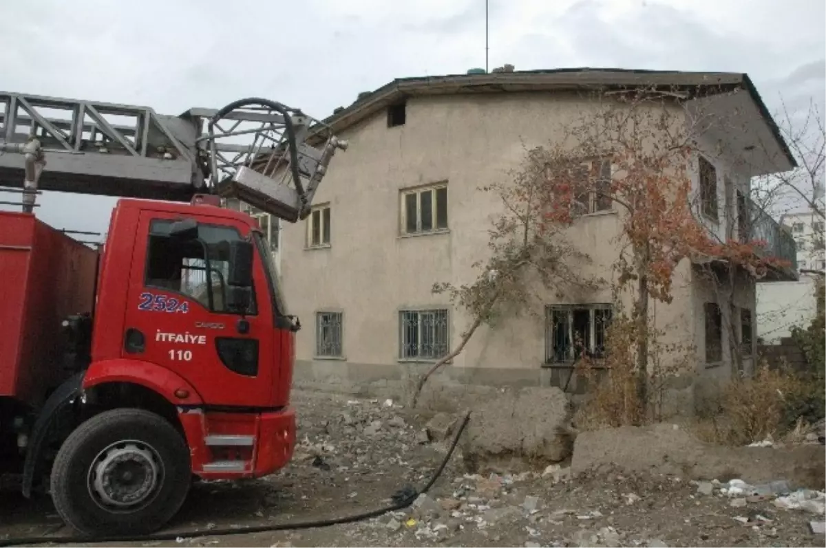 Van\'da Çıkan Yangın Yetkilileri Harekete Geçirdi