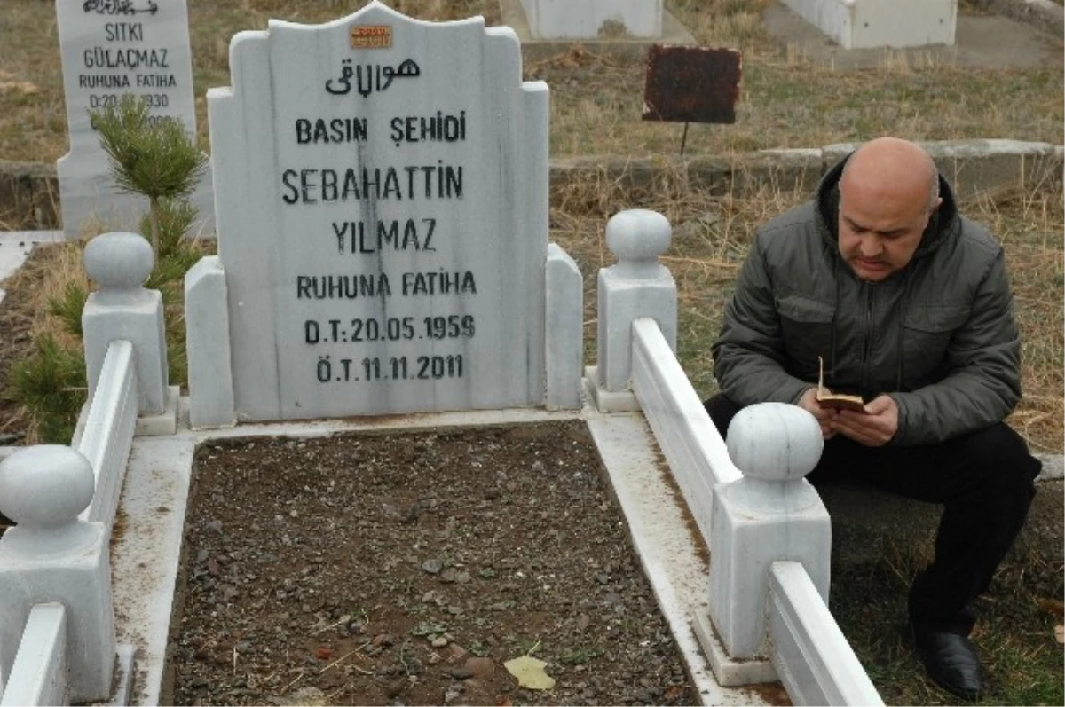 Van Depreminde Hayatını Kaybeden Muhabir Sebahattin Yılmaz Mezarı Başında Anıldı