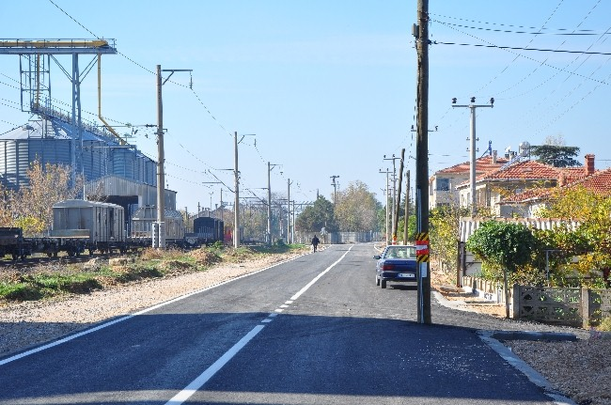 Yol Ortasındaki Elektrik Direkleri Şaşırtıyor
