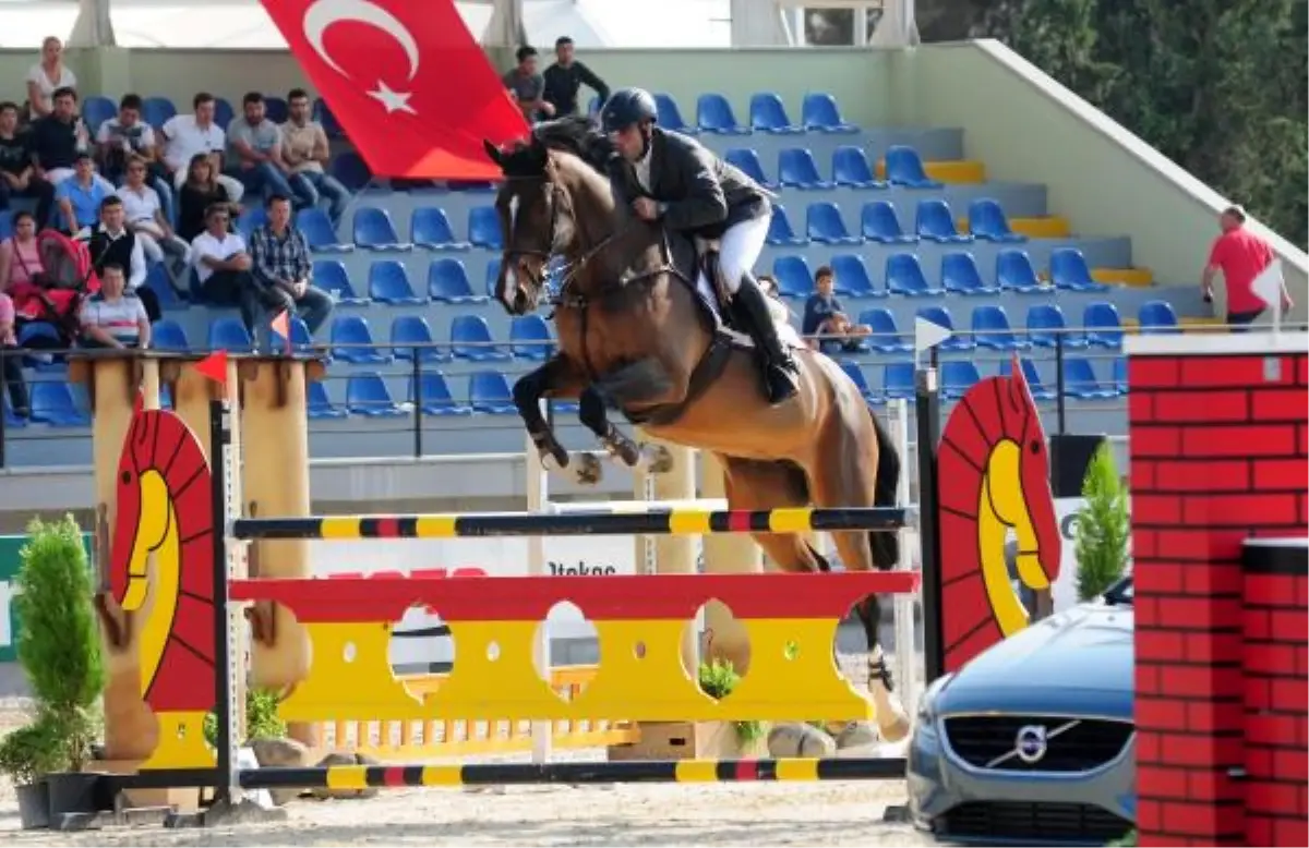 Adana\'da Atatürk Kupası Binicilik Yarışları Yapıldı