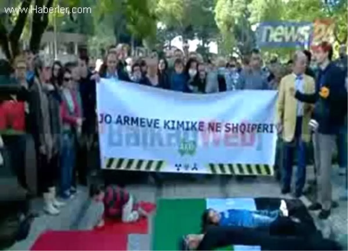 Arnavutluk\'ta, Suriye\'deki Kimyasal Silahların İmha Edilmesi İçin Protestolar Sürüyor