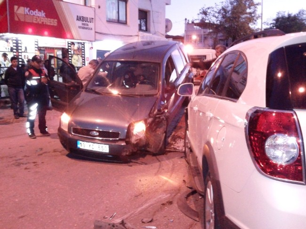 Ayvalık\'taki Kaza, Trafiği Felç Etti