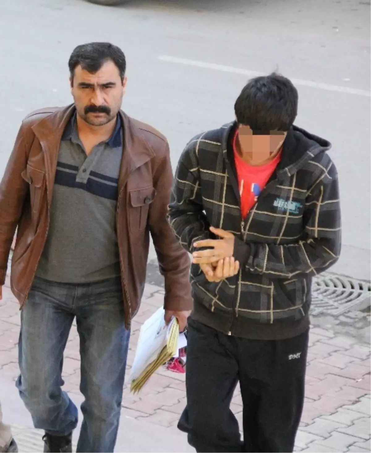 Balkondan Çamaşır Çalan 2 Kişi Yakalandı