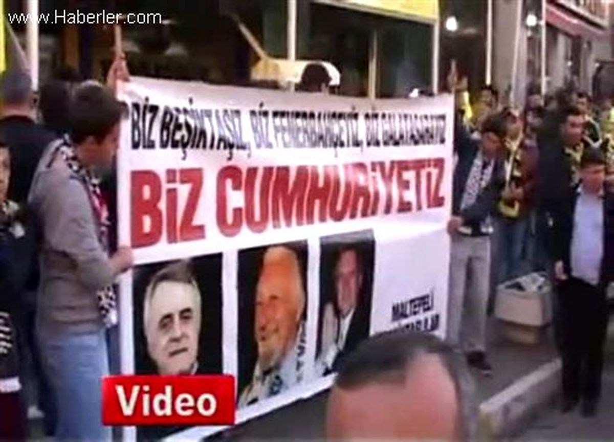 Beşiktaş Taraftarları\'ndan Fenerbahçeliler\'e Karanfil