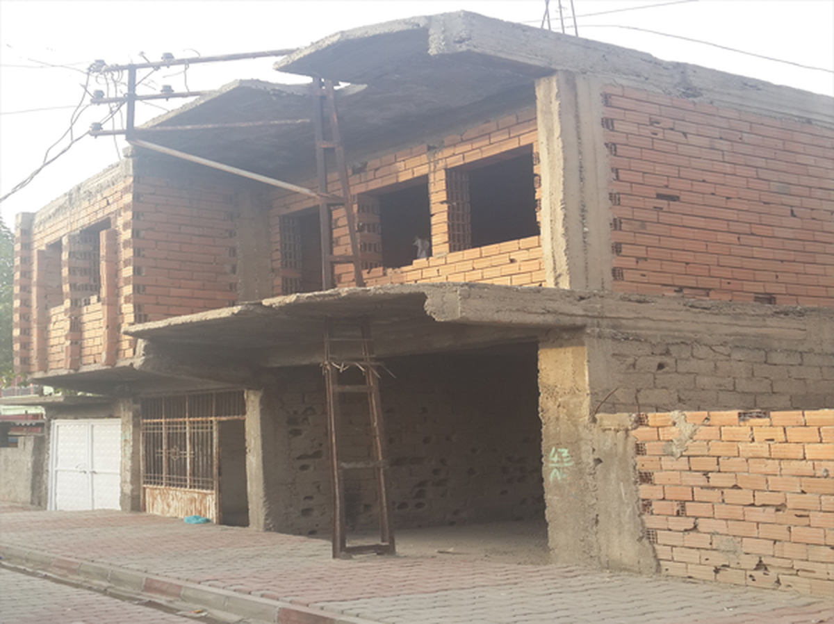 Elektrik Direği İnşaatın İçinde Kaldı