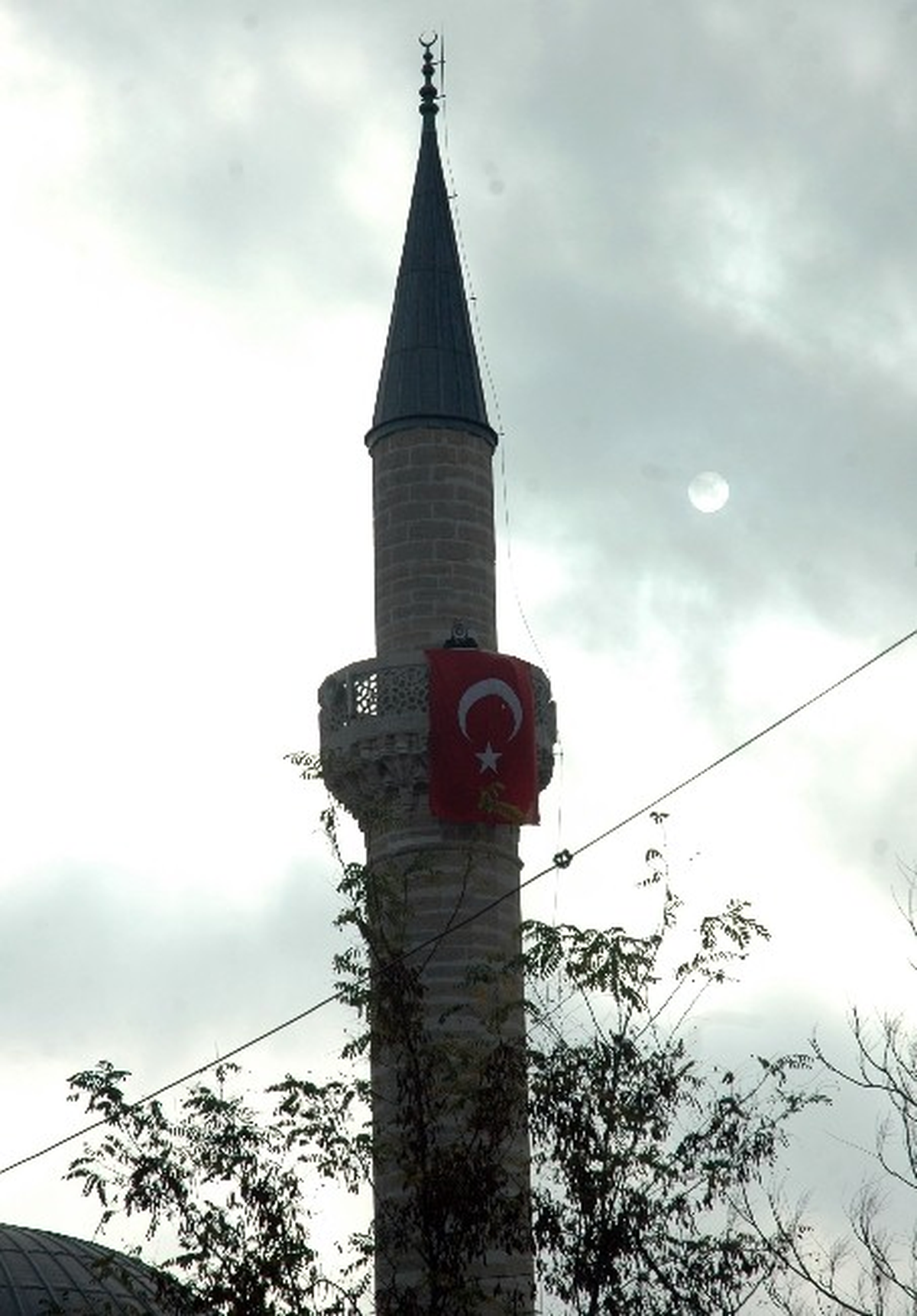 Tekirdağ\'da Emekli Astsubaydan Minarede Protesto