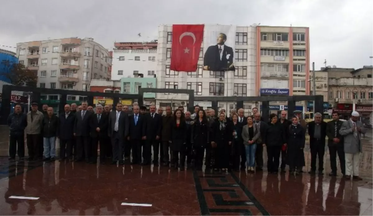 Kilis\'te Add, CHP ve MHP\'den Alternatif Çelenk Sunma Töreni