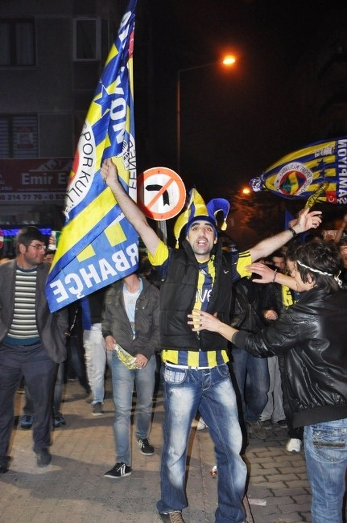 Kırklareli\'de Fenerbahçeliler Galibiyeti Doyasıya Kutladı