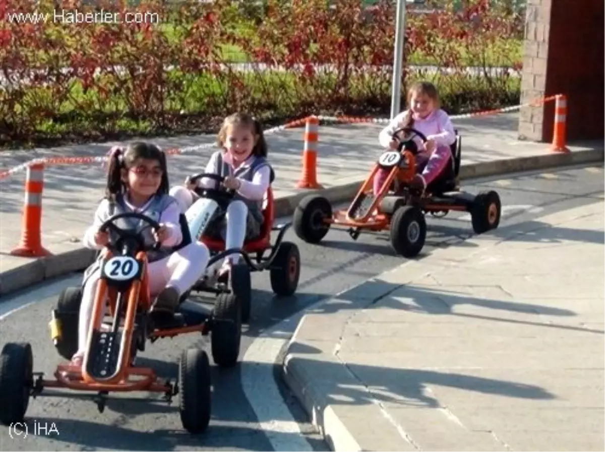 Öğrenciler Serdivan Trafik Park\'ta Bilinçli Yaya ve Bilinçli Sürücü Olmayı Öğreniyor