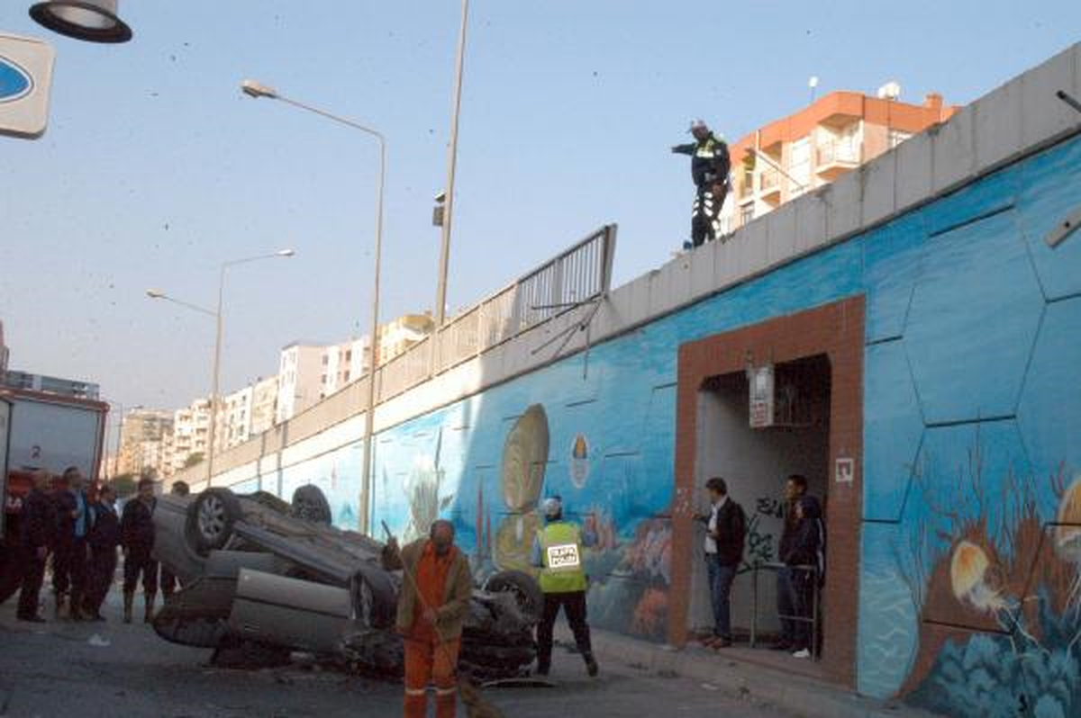Otomobil Köprüden Uçtu: 2 Yaralı