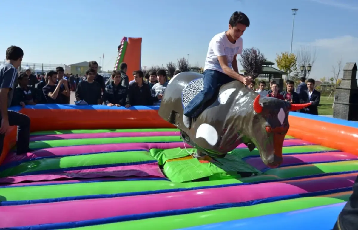 Selçuk Üniversitesi Öğrencileri Oryantasyon Festivali Düzenledi