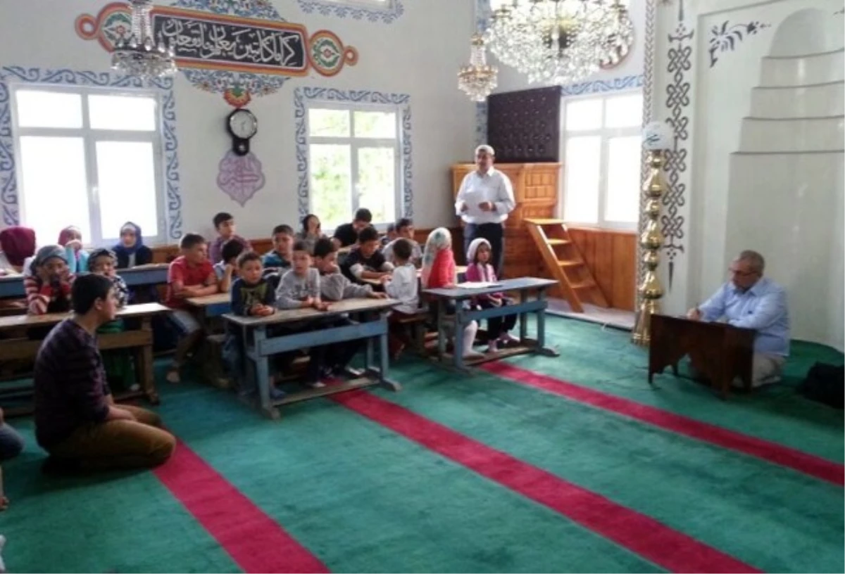 Trabzon Belediyesi Gençlik Meclisi\'nden Başarılı Öğrencilere Hediye