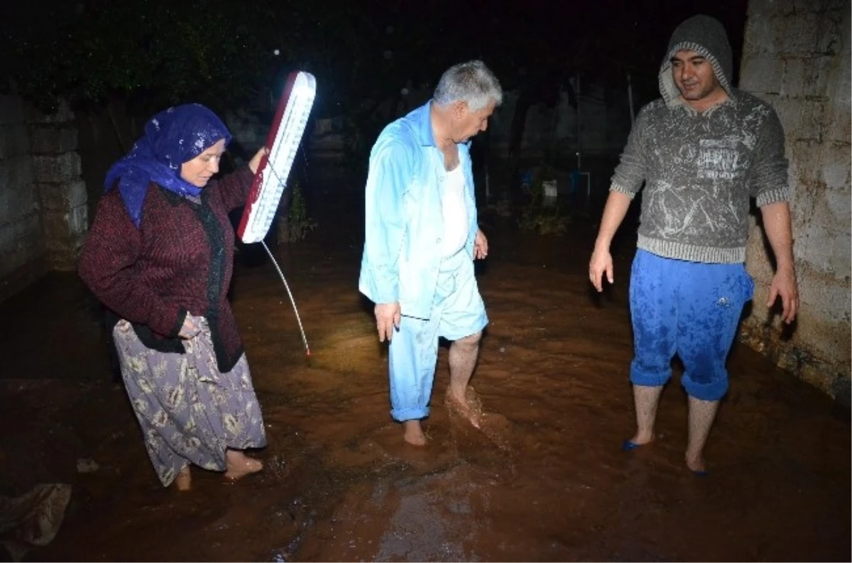 Viranşehir\'de Sağanak Yağış Sele Neden Oldu