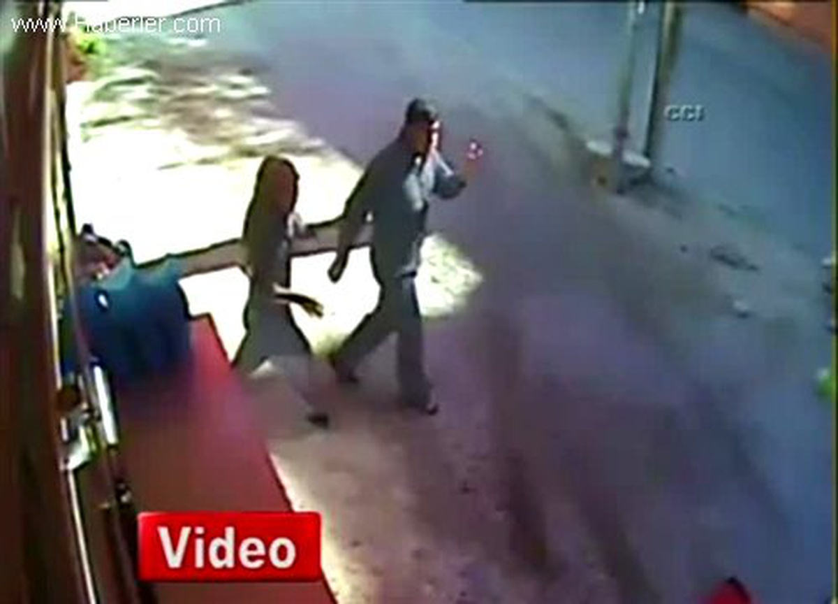 Antalya\'da Bir Otomobil, Market Önünde Oturan Yaşlı Adama Çarptı