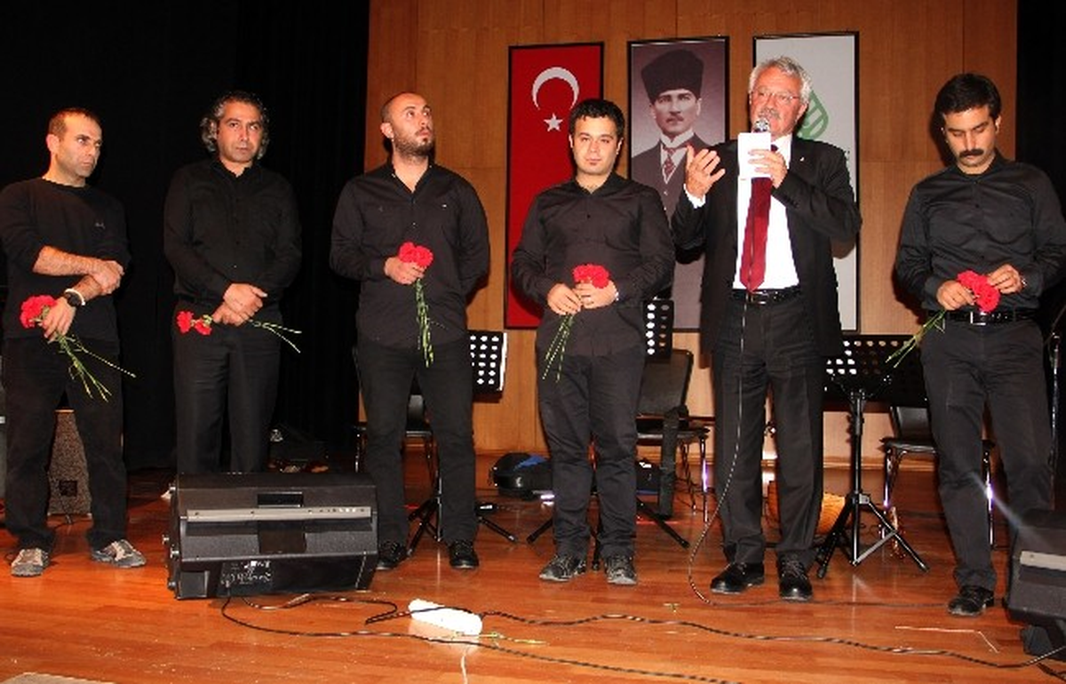 Ata, Sevdiği Şarkılarla Anıldı