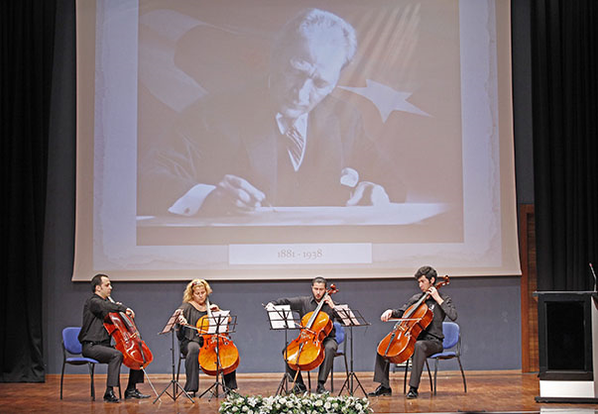 Ata\'yı Müzikle Andılar