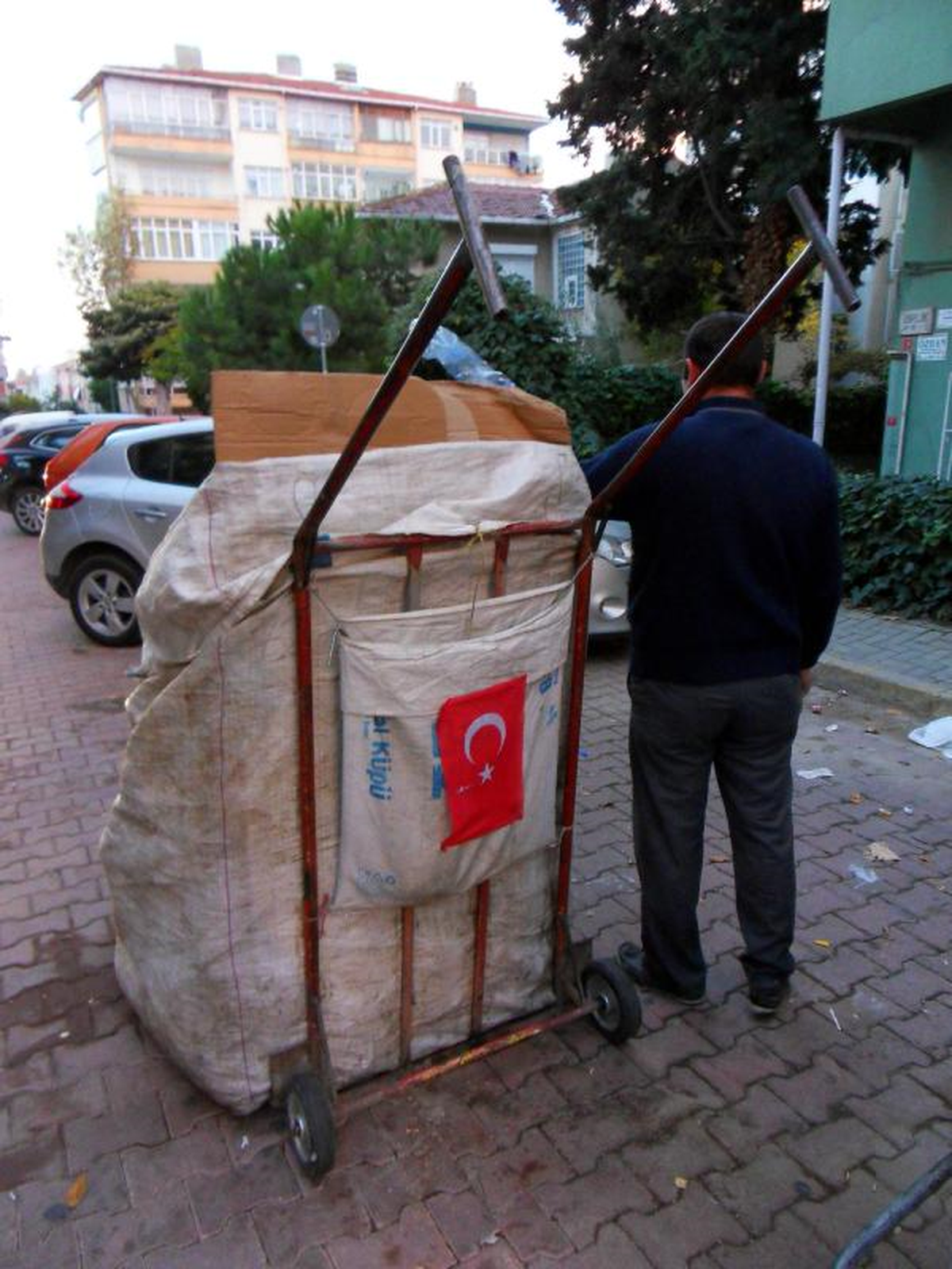 Atık Karton Toplayıcısının Bayrak Sevgisi