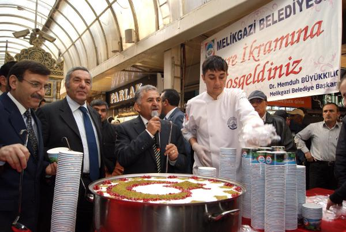 Ay-Yıldızlı Aşureye Yoğun İlgi