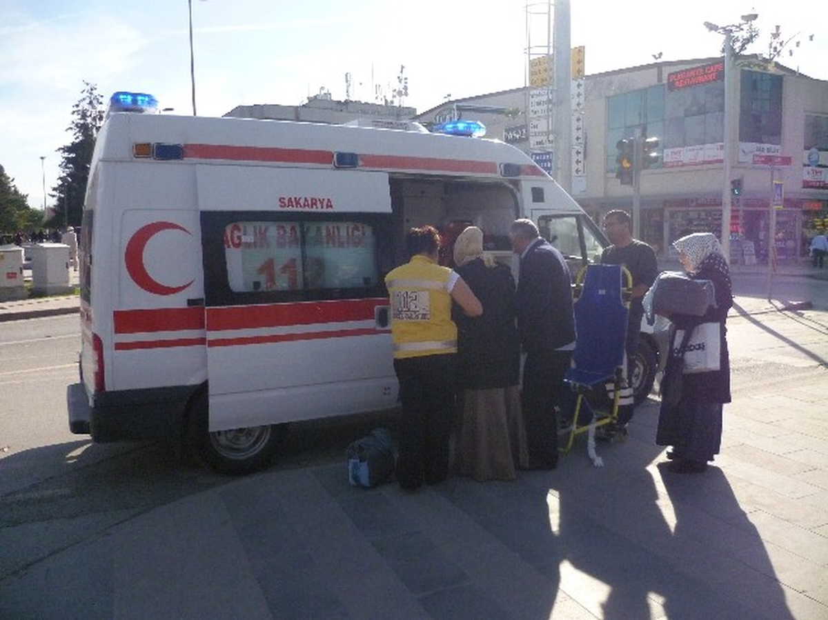 Adapazarı\'da Ayağı Takılıp Düşen Kadın Hastanelik Oldu