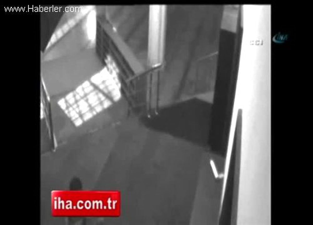 Bağcılar\'da Uçucu Madde Bağımlısı Genç Camiyi Yaktı