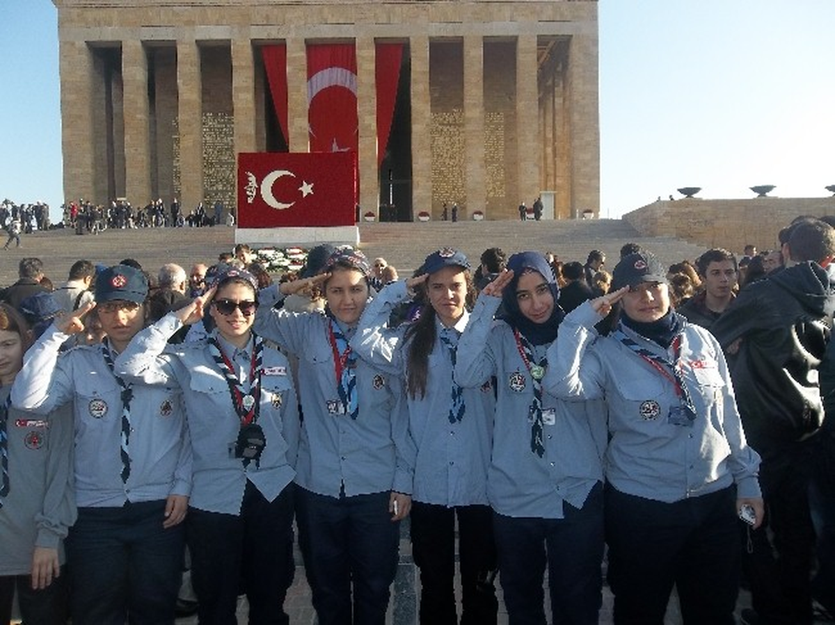 Başörtülü İzciler Anıtkabir\'de
