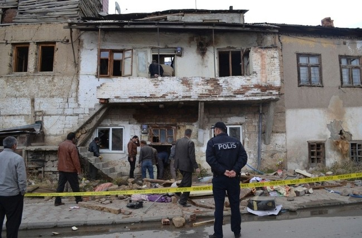 Bayburt\'ta 2 Katlı Kerpiç Ev Çöktü