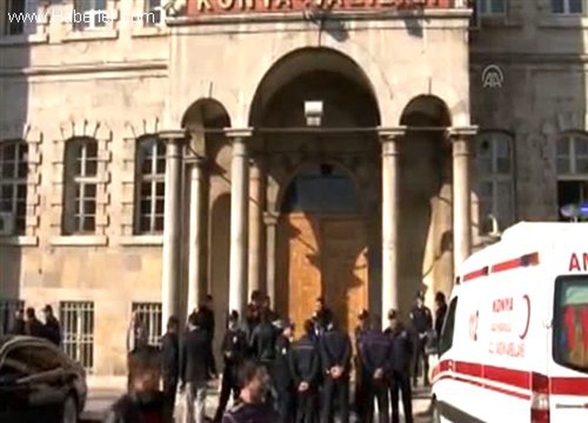 Elinde tüfekle valilik binasına girdi