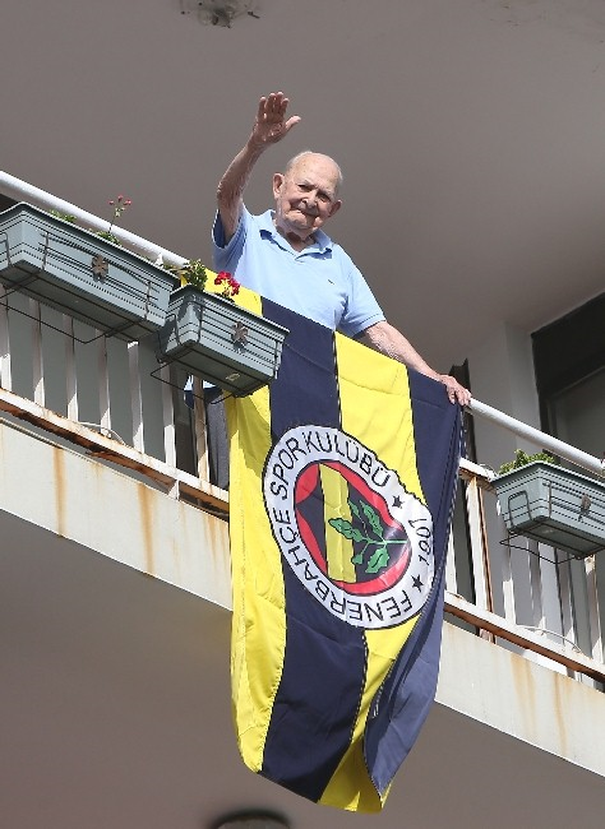 Faruk Ilgaz\'dan Bayraklı Kutlama