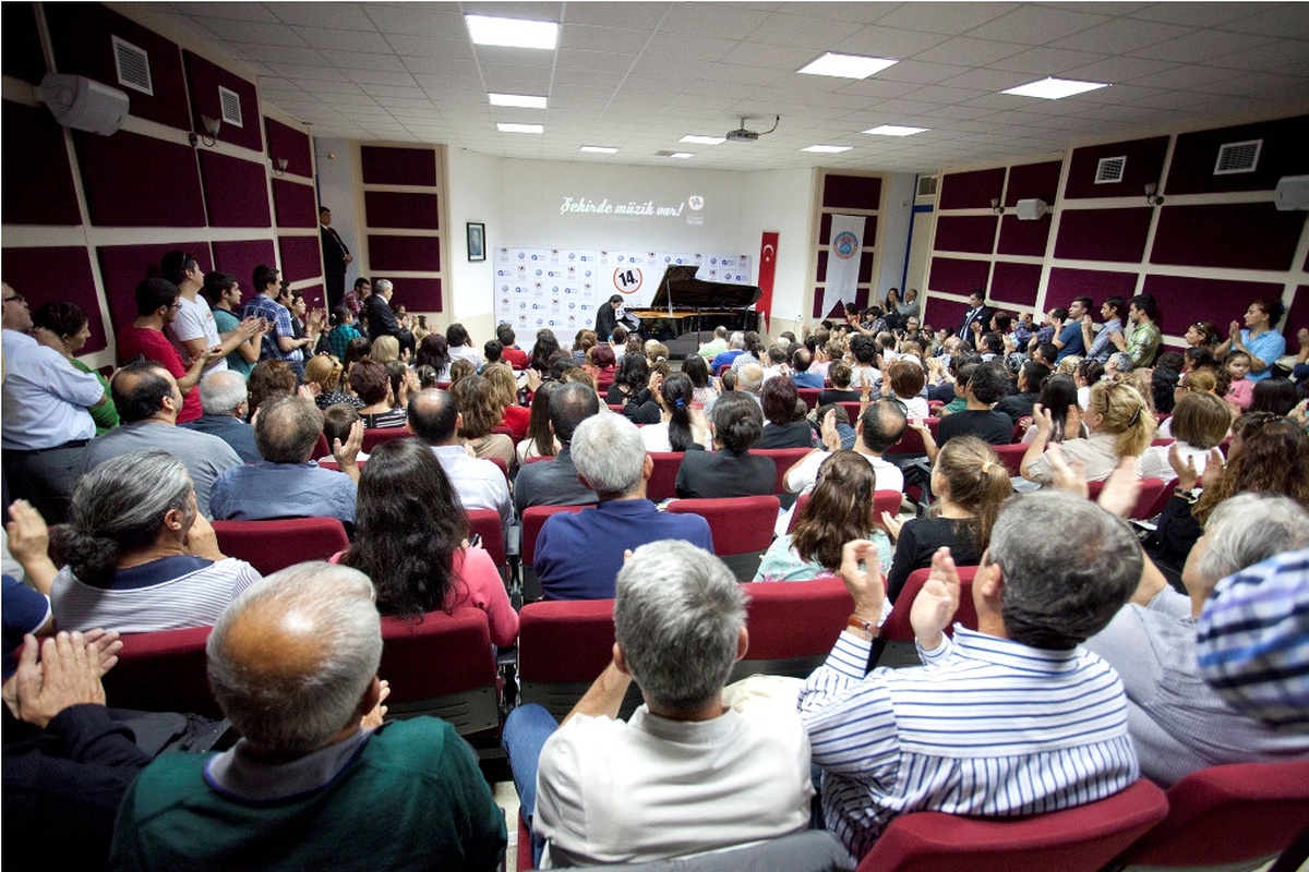 Fazıl Say\'ın Manavgat Halk Konserine Büyük Ilgi Gösterildi