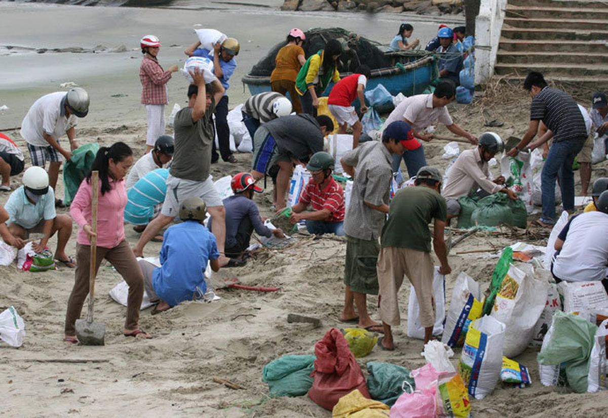 Haiyan Tayfunu, Vietnam\'da Karayı Vurmayı Başladı