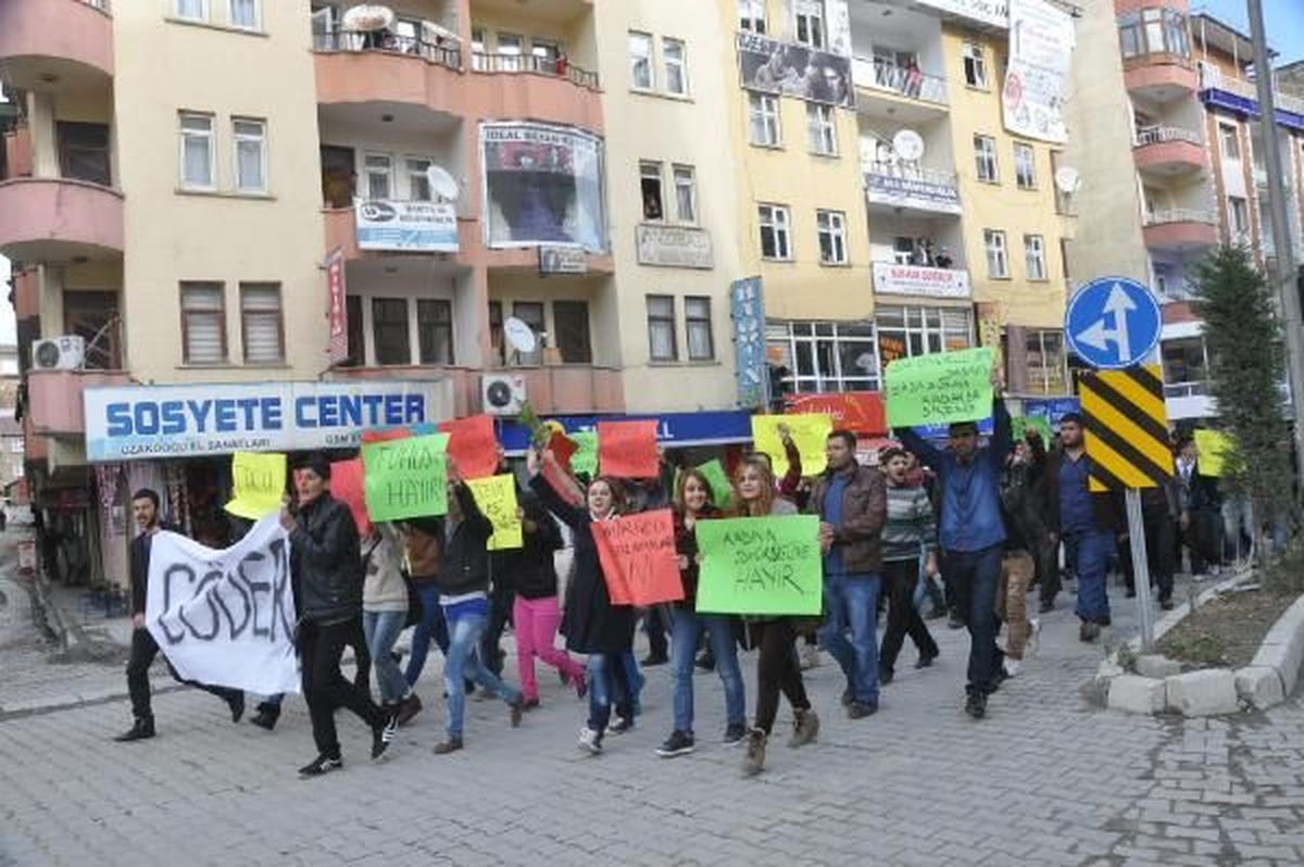 Hakkari Üniversitesi Önünde \'Fuhuşa Hayır\' Yürüyüşü (3)