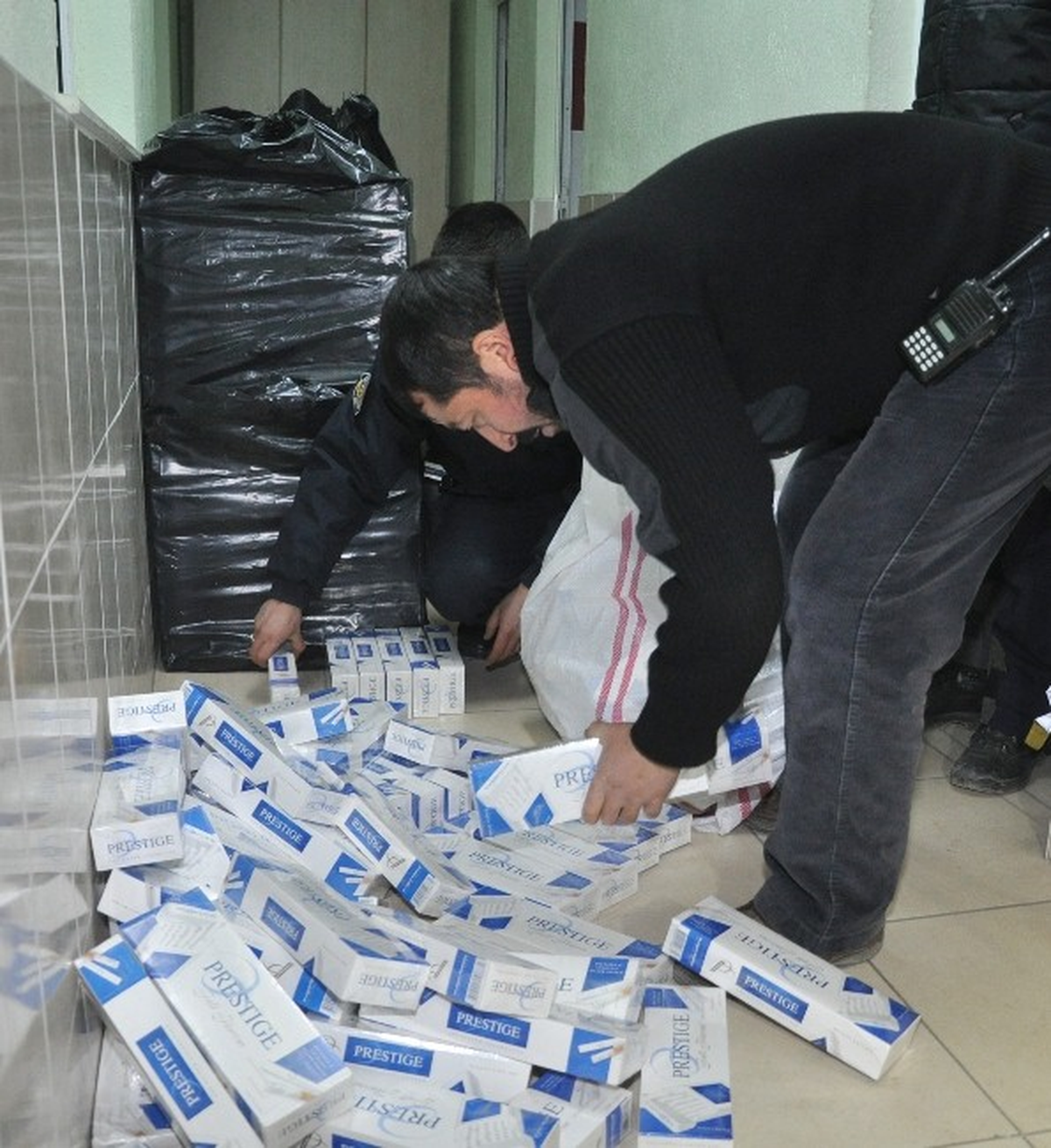 İki Ayrı Minibüste 14 Bin 500 Paket Kaçak Sigara Çıktı