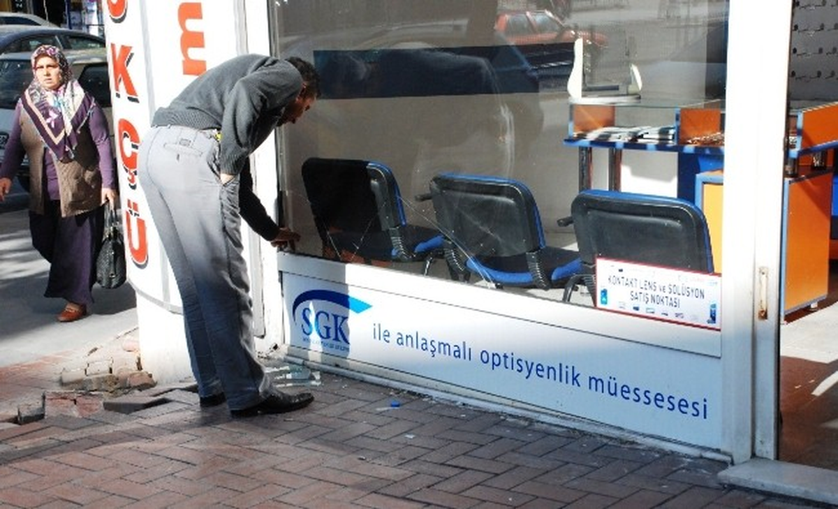 İki Grup Arasında Çıkan Kavgada Zararlı Çıkan Esnaf Oldu